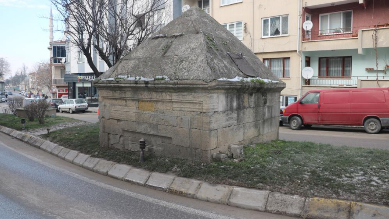 Cadde ortasındaki mezarlar görenleri şaşırtıyor